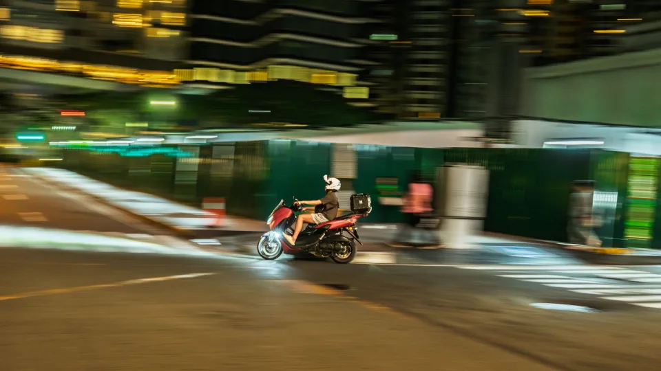 Tài xế đang đưa đón khách